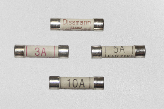240VAC Black Plug Top Fuse ، Bs1362 Fuse 10a Ceramic Material